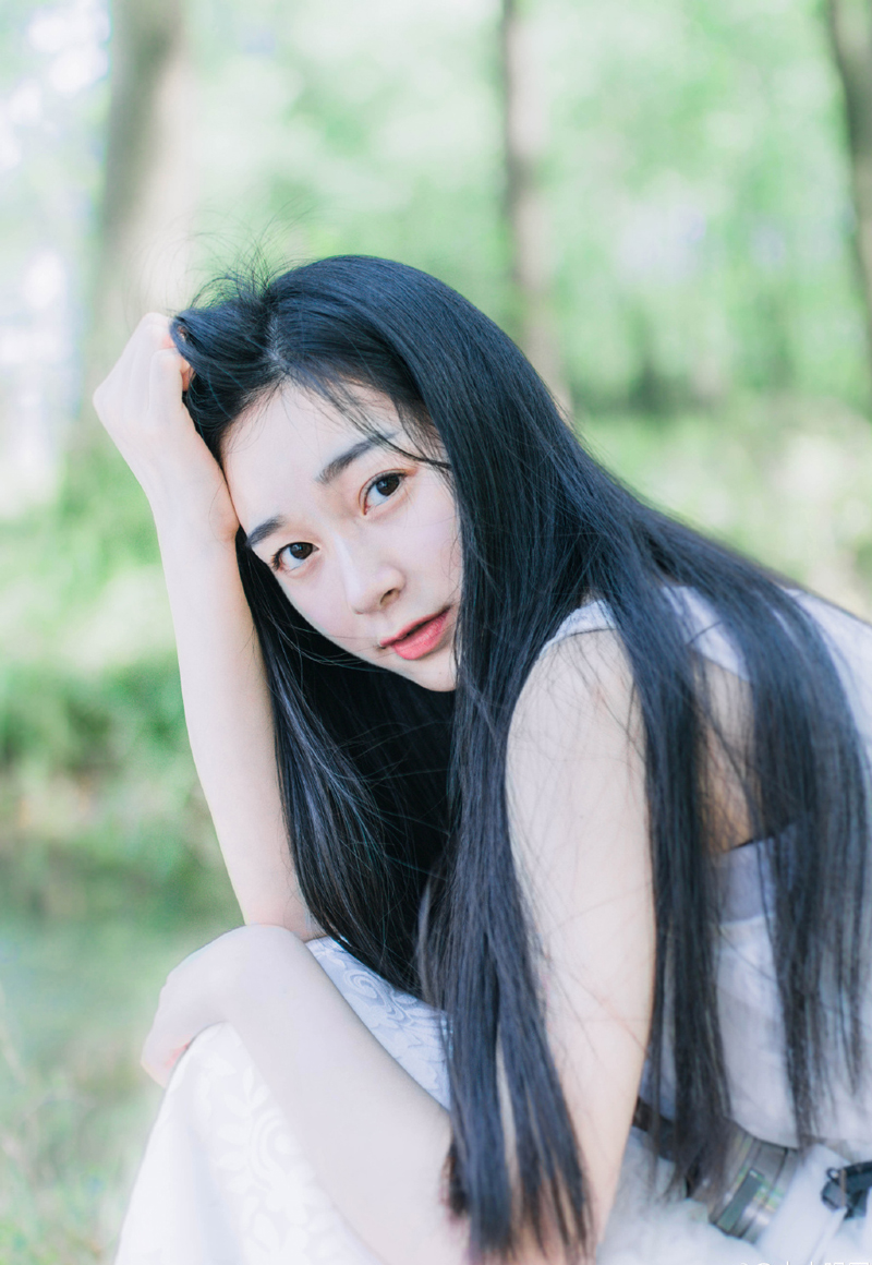 我喜欢你你叫我向东，我羊羔一样给你青草你让我向西，我夕阳一样映你彩霞你叫我向北，我是你冬风中的百合你让我向南，你就是我空中的新娘东西南北，你是我柔情的爱人我思念中星星的星星我喜欢你你是我硕果的丰润，血液里流淌的思念你是我梦中牵手的温情我喜欢你有分寸的节制的狂喜的哭泣的我喜欢你——三毛《我喜欢你》